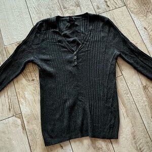 Quarter sleeve v-neck hip length top